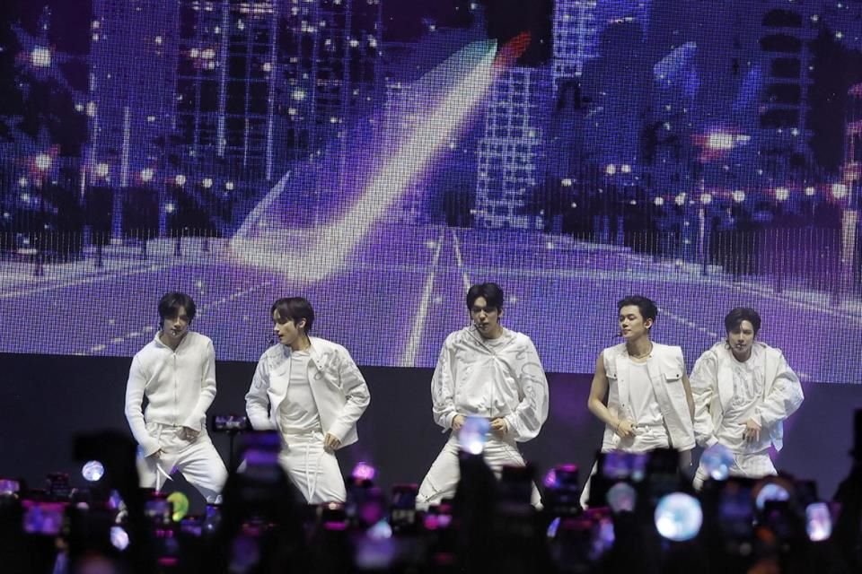 Soobin, Yeonjun, Beomgyu, Taehyun y Kai, representantes de la cuarta generación del K-Pop arribaron al escenario para interpretar 'Resist (Not Gonna Run Away)'.