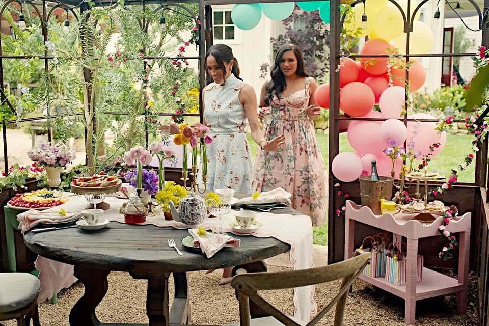 'Con Amor, Meghan' la presenta en una serie de escenas idílicas (rodadas en una casa cercana usada como estudio), cocinando, haciendo manualidades y organizando fiestas de té.