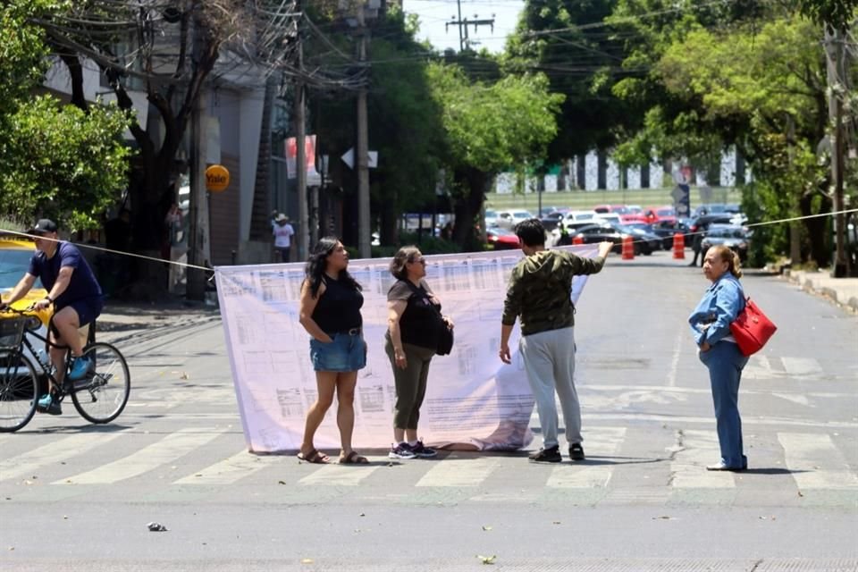 Los colonos ofrecieron una conferencia en la cual afirmaron que gastan en garrafones y filtros para poder usar el agua.