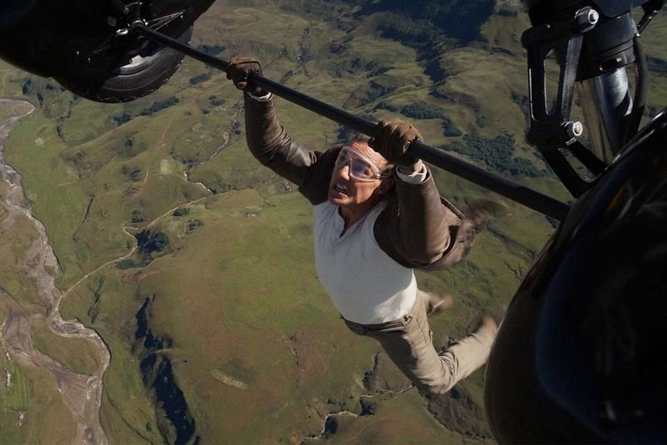El nuevo tráiler de 'Misión: Imposible - La Sentencia Final' muestra a Tom Cruise arriesgando su vida al colgar desde un avión.