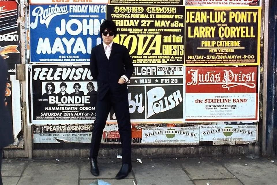 Burke y sus compañeros de Blondie ingresaron al Salón de la Fama del Rock and Roll en 2006.