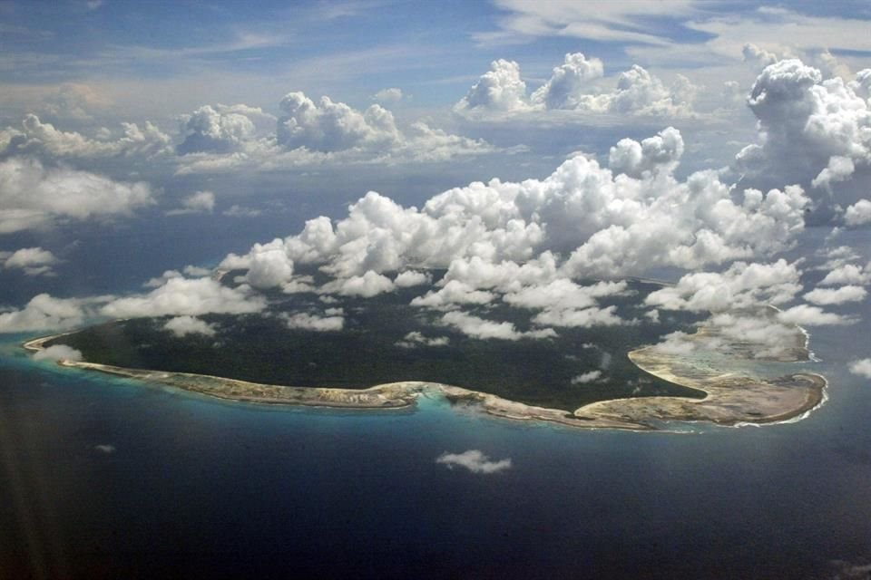Nubes sobre la isla Sentinel del Norte, en las islas Andaman y Nicobar de India, el 14 de noviembre de 2005.