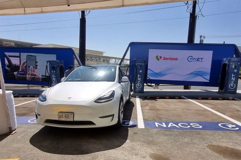 Soriana junto con Fazt inauguraron la primera de mil electrolineras que planean tener hacia el 2030 en el País.