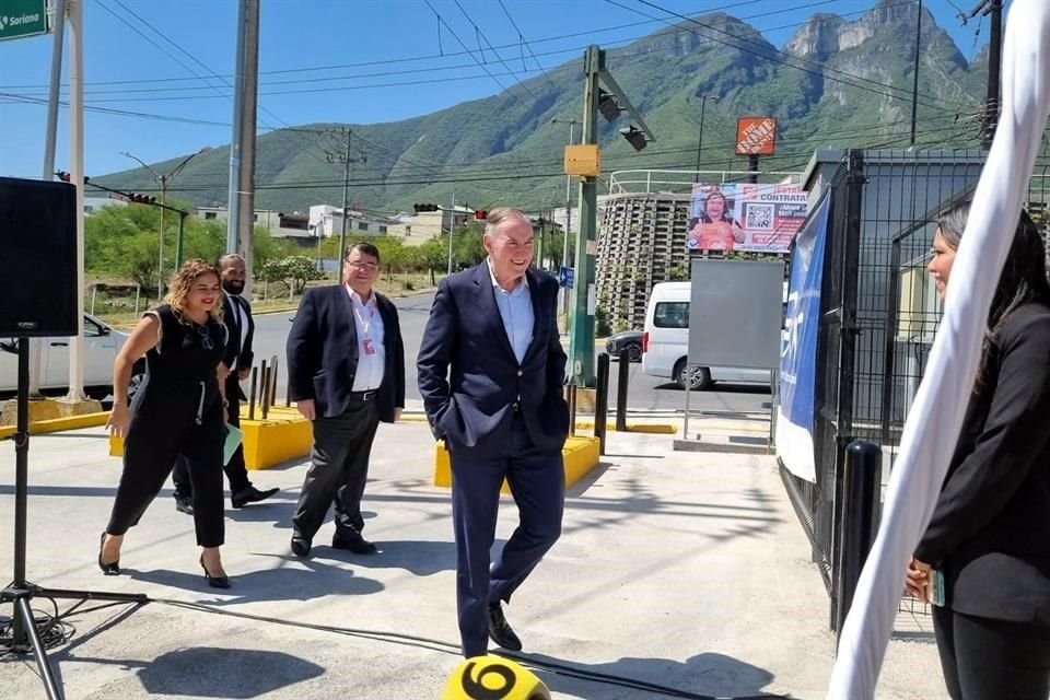 Ricardo Martín Bringas, director ejecutivo de Organización Soriana, llega al evento de inauguración de una de las 4 electrolineras que abrieron.