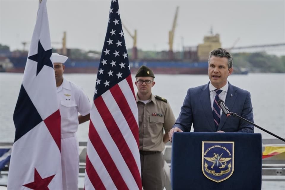 El Secretario de Defensa de Estados Unidos, Pete Hegseth, habla en el puerto de Rodman en Panamá Oeste, el 8 de abril de 2025.