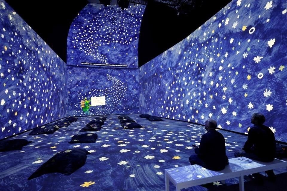 La muestra 'David Hockney 25' exhibe una espectacular instalación digital sobre las escenografías que el artista ha diseñado para ópera.