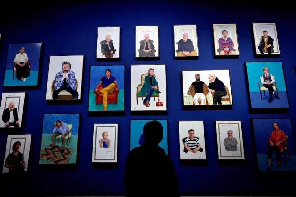 La muestra incluye los retratos de amigos y personalidades del mundo entero realizados por Hockney.