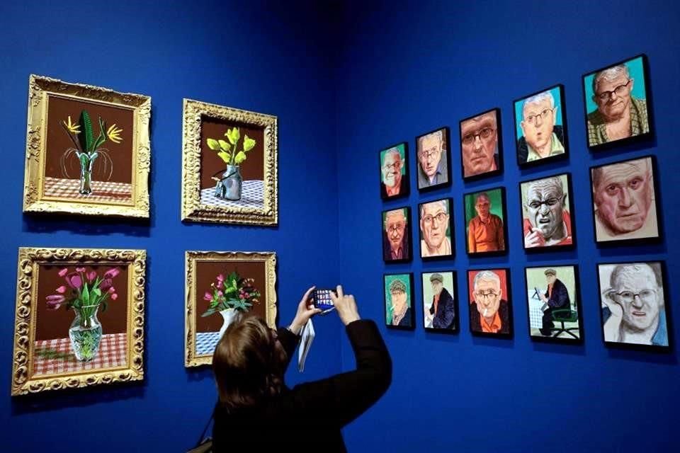 Más de 60 autorretratos del pintor británico David Hockney pueden apreciarse en la exposición.