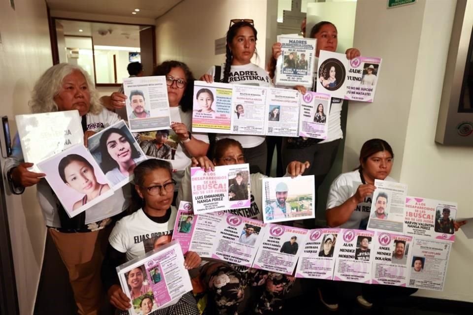 Integrantes del colectivo Madres en Resistencia en el Senado de la República.
