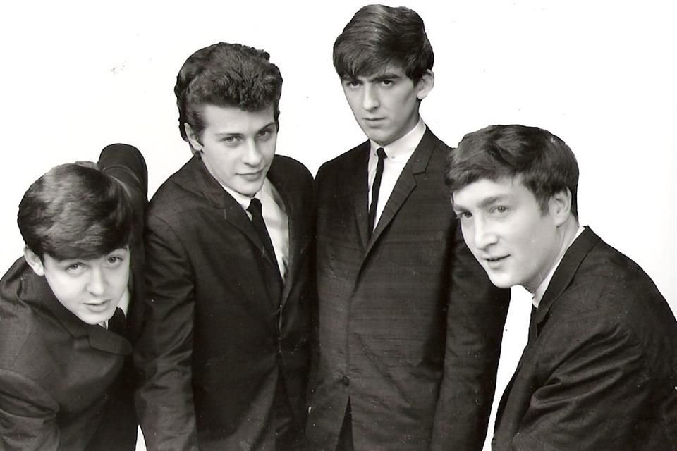 La relación de Best con Los Beatles comenzó a finales de los años 50 cuando The Quarrymen, conformados por John Lennon, Paul McCartney, George Harrison y Ken Brown, lo contactaron.
