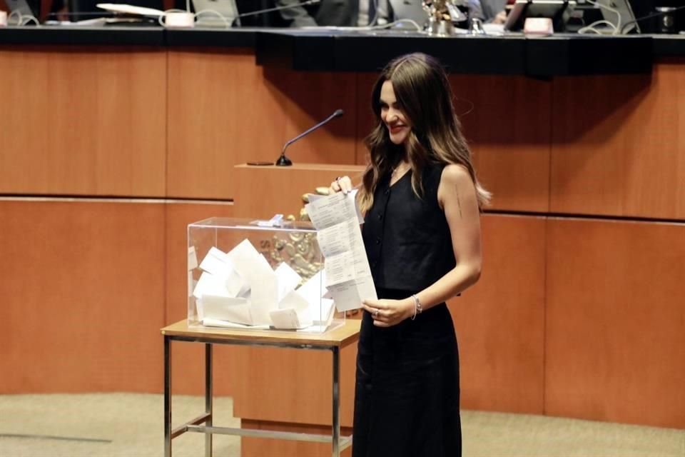 La senadora morenista durante la sesión de ayer en la Cámara alta.