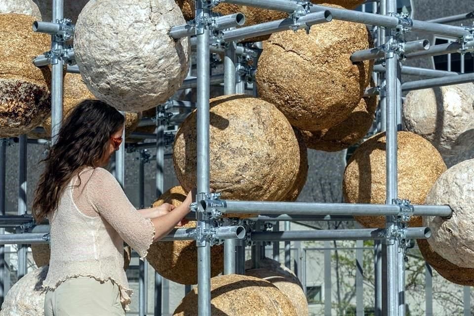 La estructura del andamio es prestada y está diseñada para desmontarse y reutilizarse tras la Semana del Diseño de Milán.