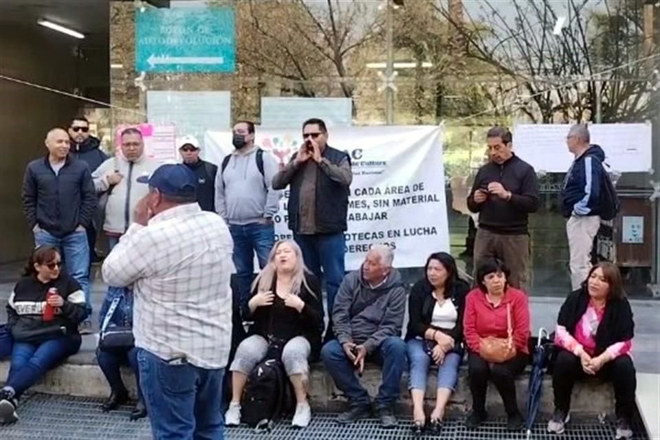Trabajadores sindicalizados mantienen cerrada la Biblioteca Vasconcelos.