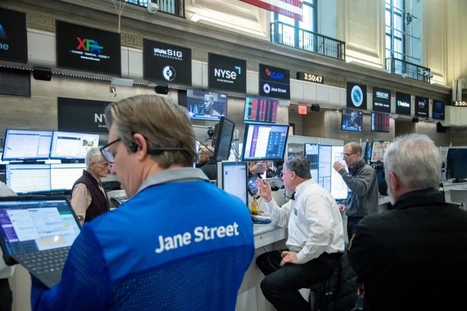 Una periodista cuestionó si Donald Trump y su círculo cercano se beneficiaron personalmente tras la pausa a aranceles que disparó acciones.