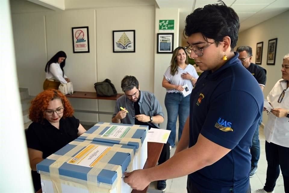 El proceso, que arrancó a las 8:00 horas, se desarrolla sin altercados.