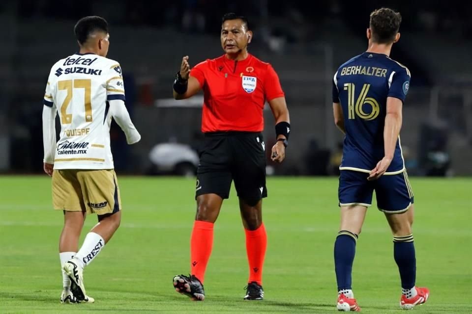 Walter Enrique López Ramos impuso su estilo y con tarjetas amarillas calmó el ánimos de ambos equipos.