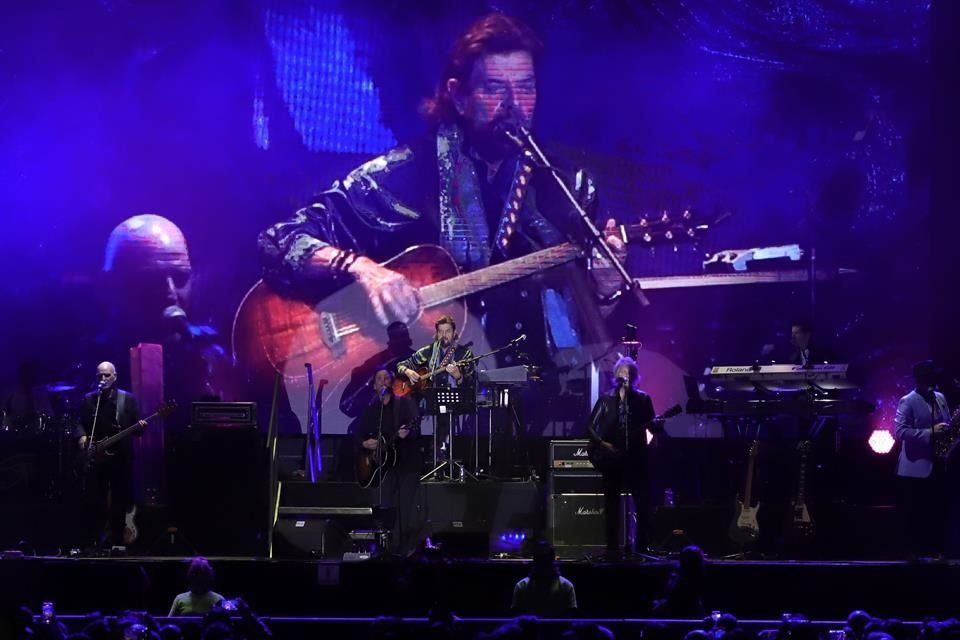 Muchos presentes eran ya contemporáneos o muy adultos, pero casi todos fueron a escuchar, a silbar, a cantar, a gritar, su forma de disfrutar.