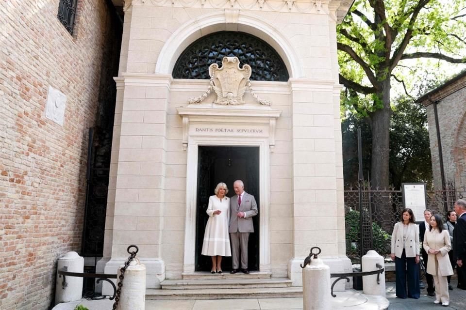Los Reyes Carlos III y Camila rindieron homenaje al fallecido poeta Dante Alighieri en Rávena, Italia, durante su visita de Estado.