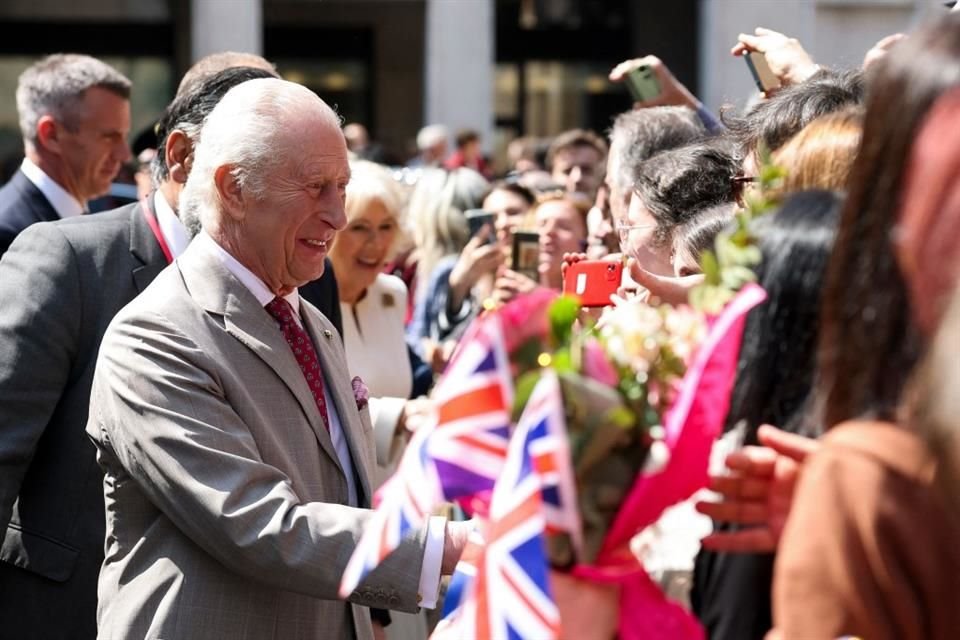 Miles de personas ondeando banderas británicas aplaudieron cuando el Rey y la Reina llegaron al centro histórico de Rávena.