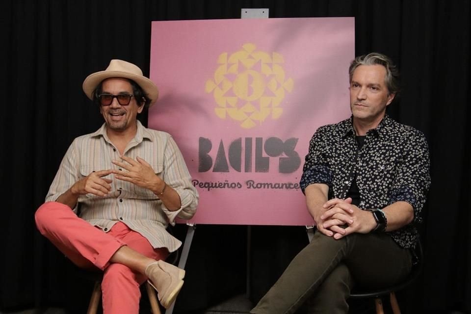 Los intérpretes de 'Caraluna' se han caracterizado por desarrollar un sonido multicultural que fusiona los folclores latinos con pop y rock.