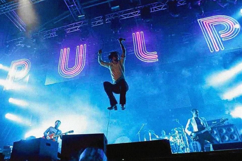 Después de 24 años, Pulp regresa con 'More', un nuevo álbum que mezcla nostalgia, IA y homenaje a su bajista Steve Mackey.