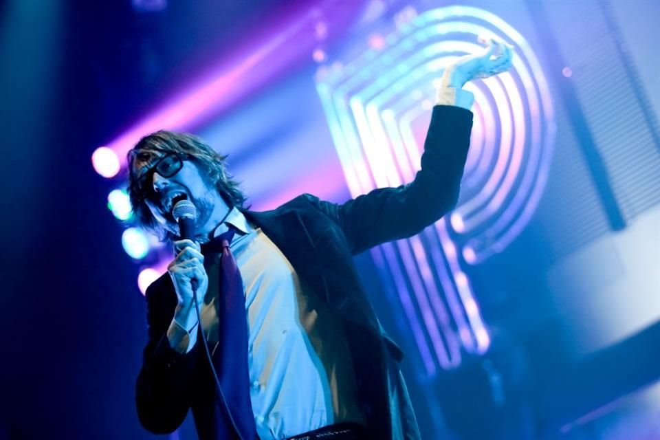 Después de 24 años, Pulp regresa con 'More', un nuevo álbum que mezcla nostalgia, IA y homenaje a su bajista Steve Mackey.