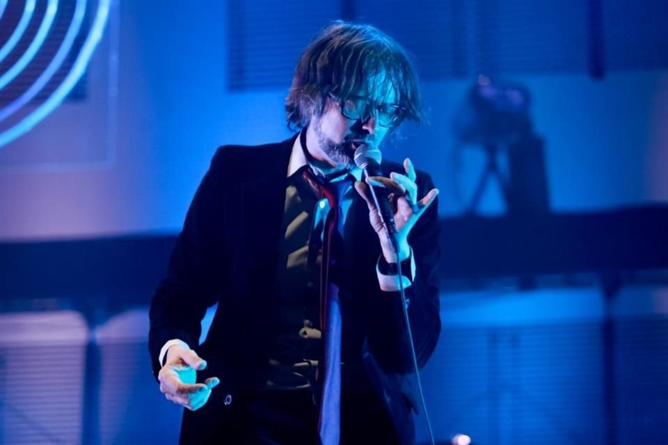 Después de 24 años, Pulp regresa con 'More', un nuevo álbum que mezcla nostalgia, IA y homenaje a su bajista Steve Mackey.
