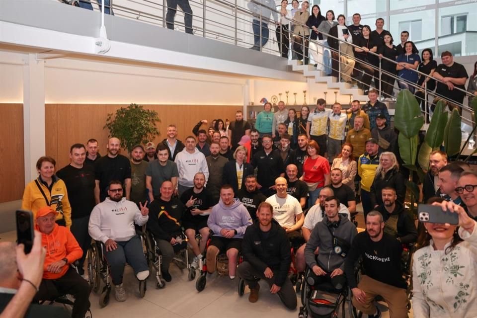 Enrique visitó el Superhumans Center, una clínica ortopédica en Leópolis que atiende y rehabilita a personal militar y civiles heridos.
