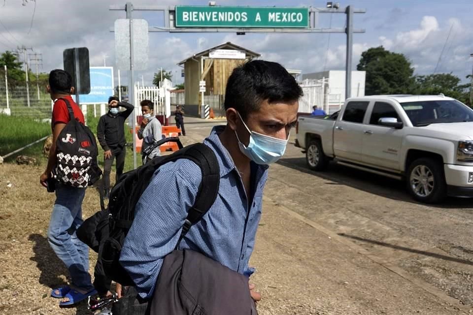 Migrantes arriban a El Ceibo, en Guatemala, tras ser deportados.