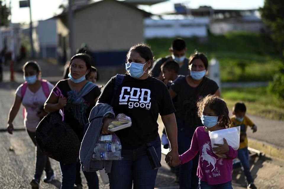 Familias de migrantes arriban a El Ceibo, Guatemala, tras ser deportados de EU a México, y luego al país centroamericano.
