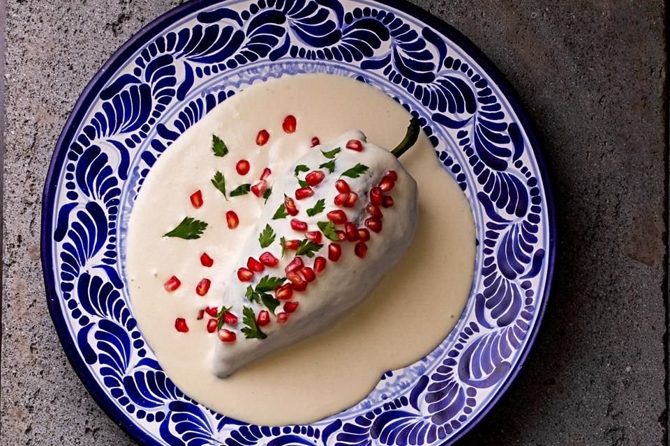 Para los amantes del mezcal, una propuesta de maridaje diferente para los chiles en nogada es este destilado mexicano.