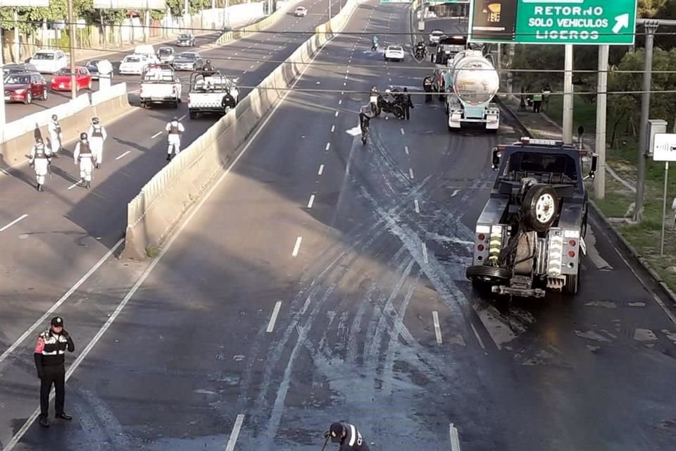 Una pipa cargada con turbosina volcó, en la Avenida 602, Colonia San Juan de Aragón Tercera Sección, en Venustiano Carranza.