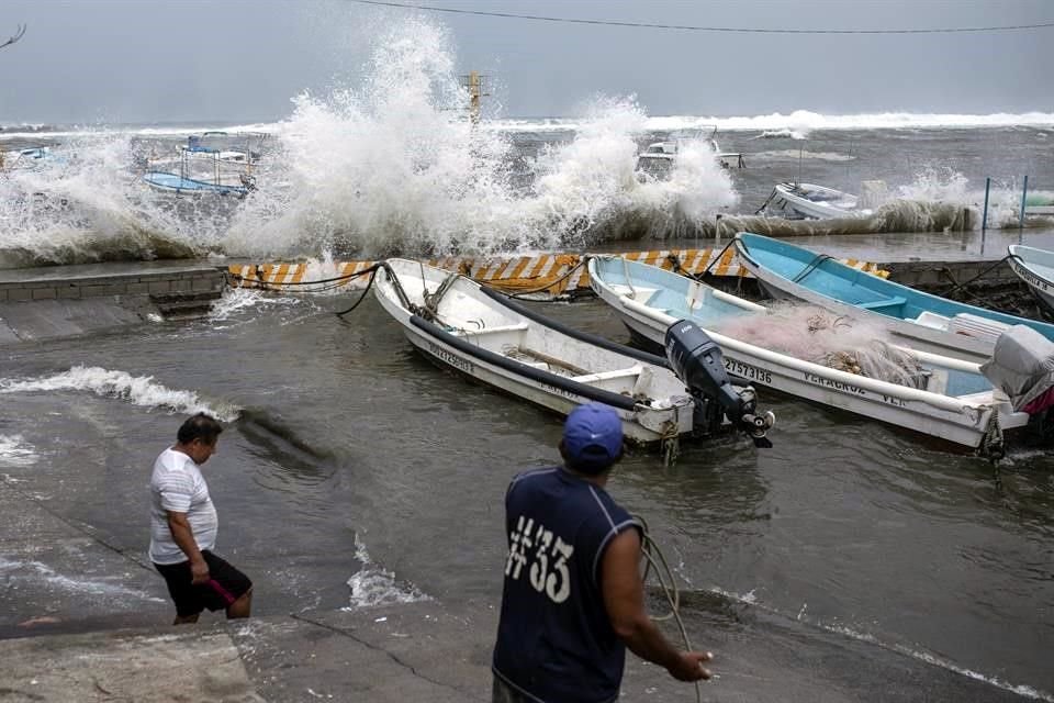 El Huracán 'Grace' se intensificó a categoría 3, con vientos máximos sostenidos de 195 km/h, e impactará en próximas horas en Veracruz.