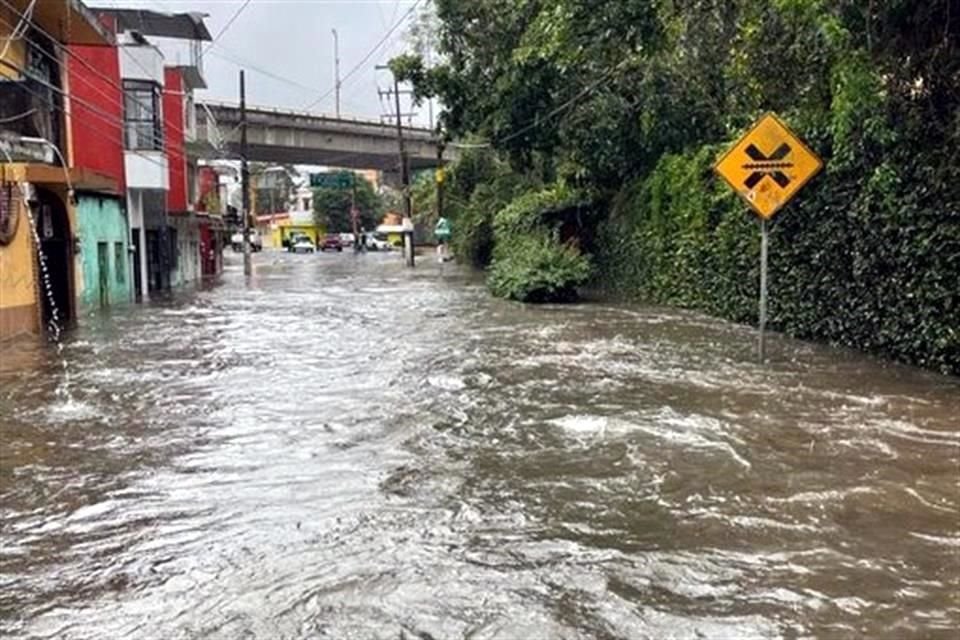 Diversas vías de Veracruz registran inundaciones.