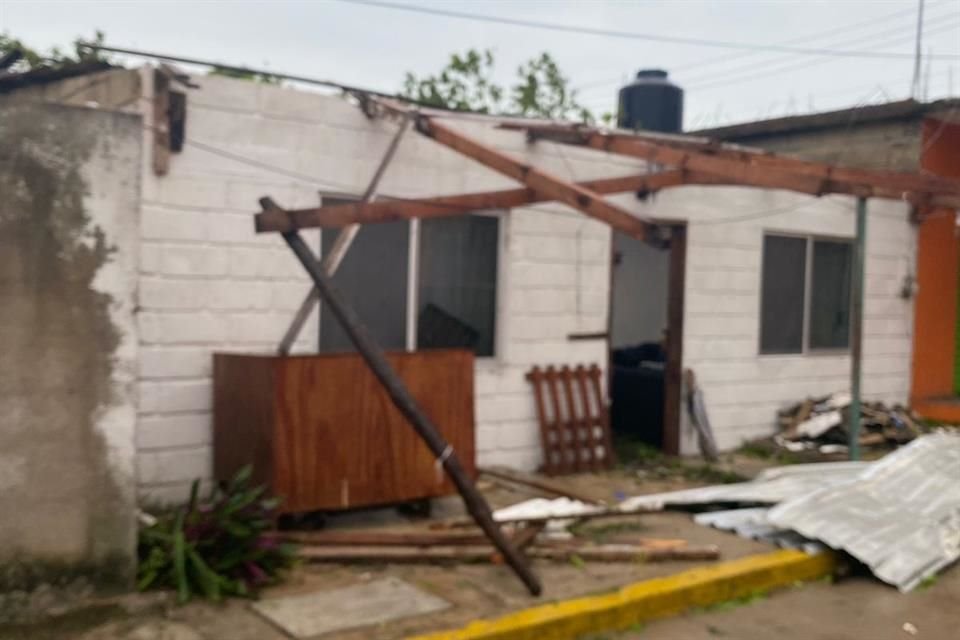 El huracán causó afectaciones en casas.