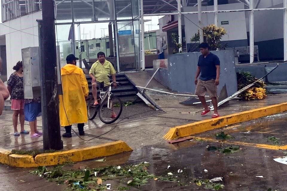 Habitantes de Tecolutla revisan las afectaciones que dejó el paso del huracán 'Grace'.