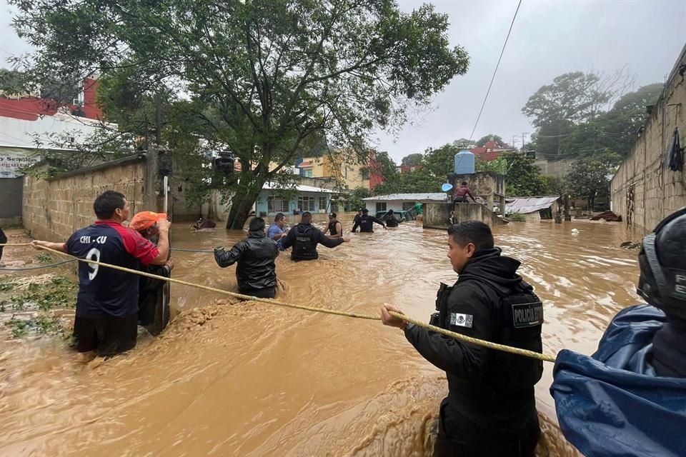 Elementos de la Policía Estatal apoyan a la población afectada en Xalapa a causa del paso del Huracán 'Grace'