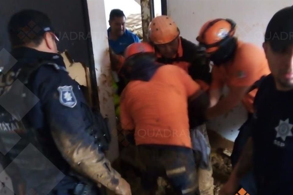 Cuerpos de auxilio junto con vecinos voluntarios llegaron al lugar para realizar labores de limpieza y así rescatar el cuerpo de la pequeña.