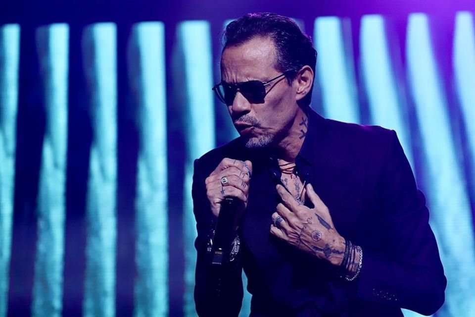 El salsero Marc Anthony publicó la bandera dominicana en blanco y negro, mientras que Don Omar envió sus 'oraciones a todos los afectados por la tragedia en Santo Domingo'.