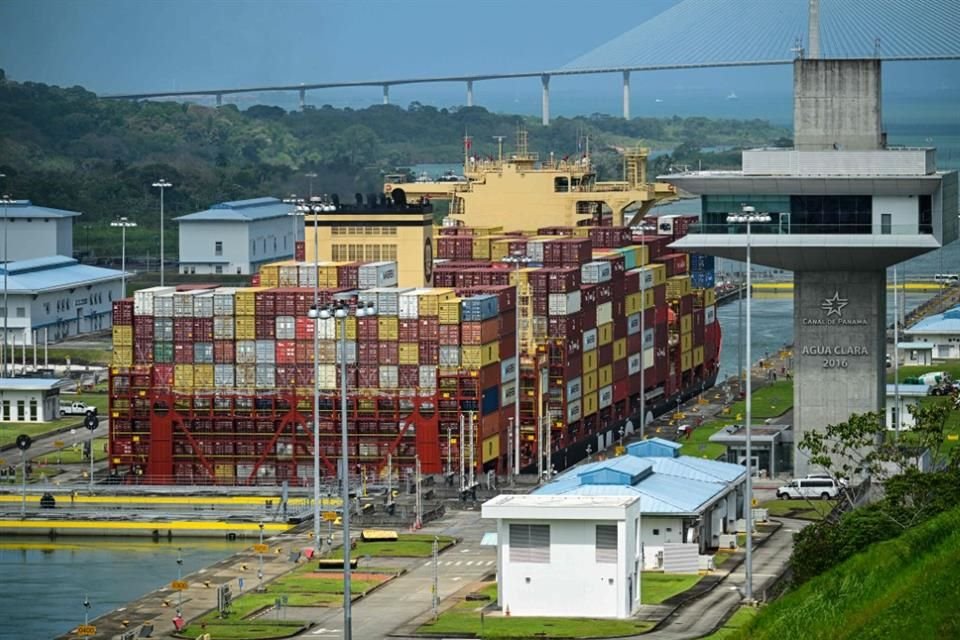 Un carguero transita por el Canal de Panamá el 29 de enero del 2025.