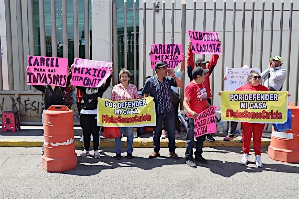 La audiencia en el Penal de Chalco duró 16 horas, divididas en dos días. Ayer también hubo muestras de apoyo a Carlota.