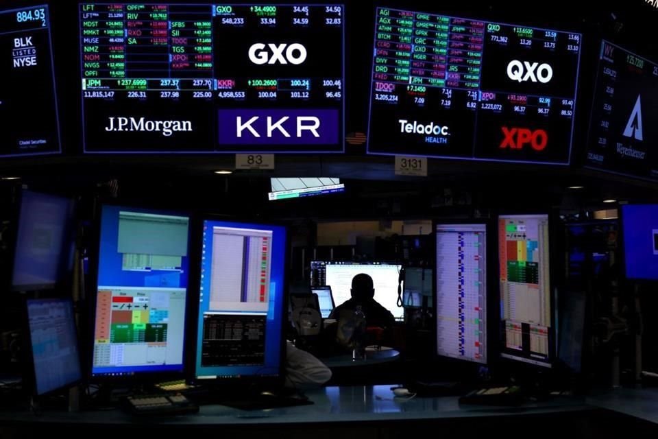 El S&P 500 cayó 2.33 por ciento, seguido del Dow Jones con 1.73 por ciento, y el Nasdaq 3.07 por ciento. 