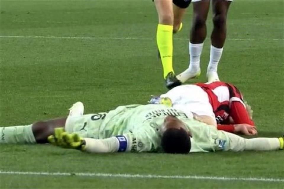 El portero quedó lastimado tras el choque.