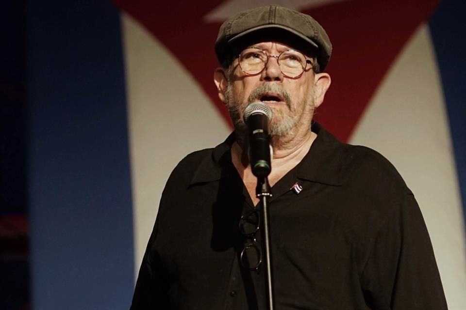 Autor de clásicos como 'Ojalá' y 'La Era Está Pariendo Un Corazón', el artista publicó en junio su más reciente producción discográfica titulada 'Quería Saber'.