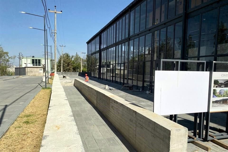 La nueva sede de la Cineteca Nacional Chapultepec sigue sin abrir plenamente su nave principal. En el lugar se observa todavía a algunos trabajadores.
