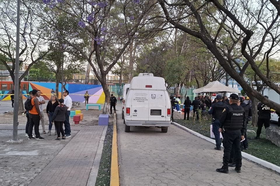 Tras ocho horas de labores en dos puntos del Parque Defensores de la República, finalmente sacaron el cuerpo. 