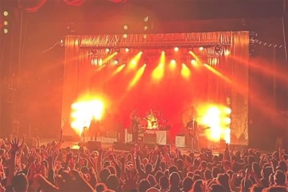 Sin pantallas ni explosión audiovisual, Stereophonics expuso su vena creativa con un escenario hecho de tres marcos de tela.