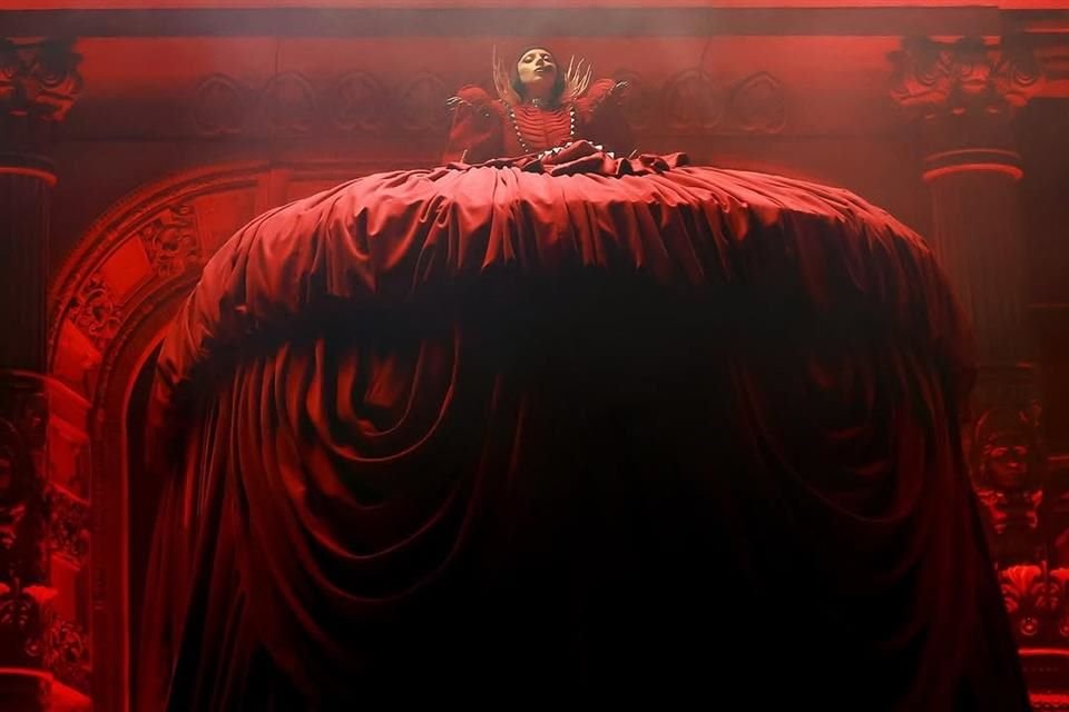 Lady Gaga transformó Coachella en una ópera pop gótica con gárgolas, drama, luz, oscuridad y un ángel resucitado cerrando con 'Bad Romance'.