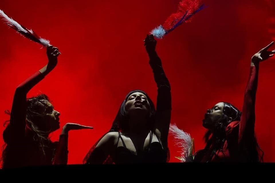 Lady Gaga transformó Coachella en una ópera pop gótica con gárgolas, drama, luz, oscuridad y un ángel resucitado cerrando con 'Bad Romance'.