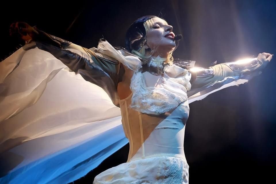 Lady Gaga transformó Coachella en una ópera pop gótica con gárgolas, drama, luz, oscuridad y un ángel resucitado cerrando con 'Bad Romance'.